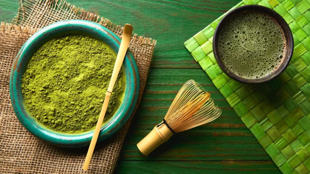 matcha milteliai ir jau paruošta matcha arbata